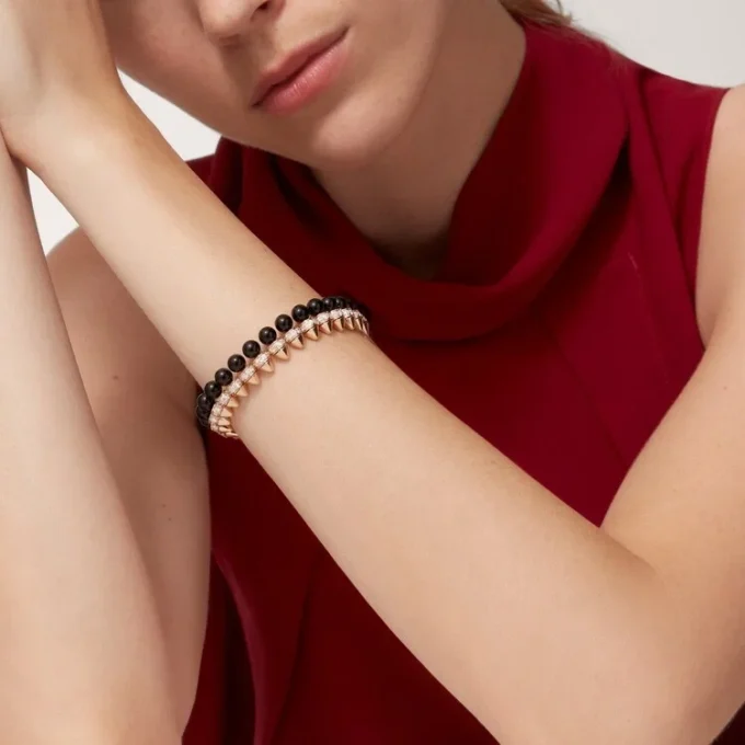 Bransoletka Clash De Cartier, elastyczna, onyks, model w rozmiarze XL, diamenty Bransoletka Clash De Cartier, elastyczna, onyks, model w rozmiarze XL, diamenty