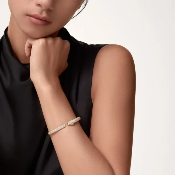 Bransoletka Panthere De Cartier, mały model, częściowo wysadzana kamieniami