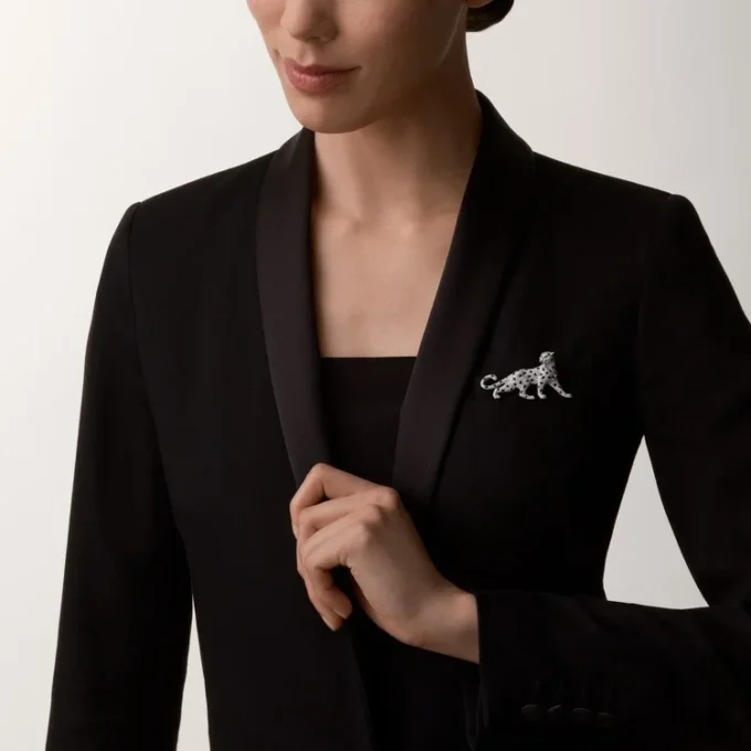 Broszka Panthere De Cartier – białe złoto, szmaragdy, onyks, diamenty – Cartier Broszka Panthere De Cartier – białe złoto, szmaragdy, onyks, diamenty – Cartier