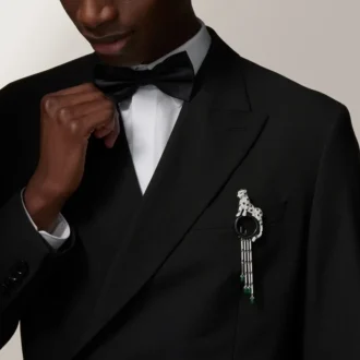 Broszka Panthere De Cartier – białe złoto, szmaragdy, onyks, diamenty – Cartier