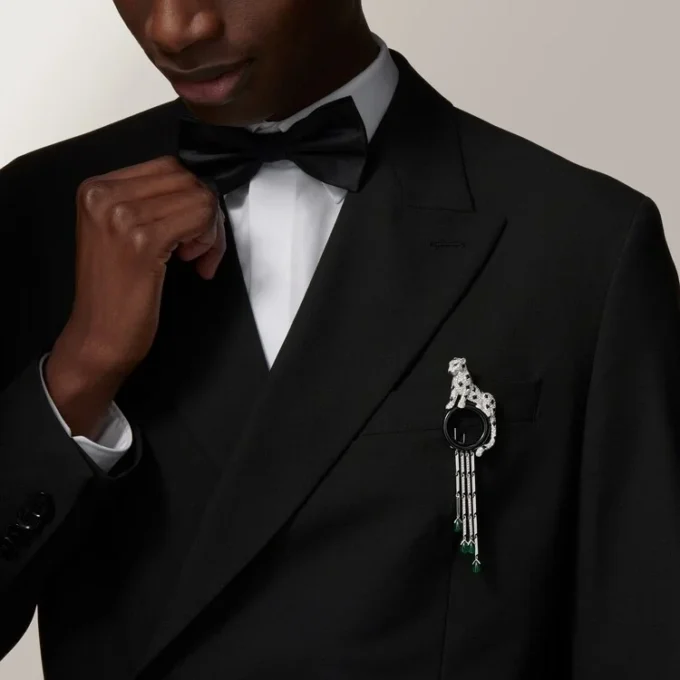 Broszka Panthere De Cartier – białe złoto, szmaragdy, onyks, diamenty – Cartier
