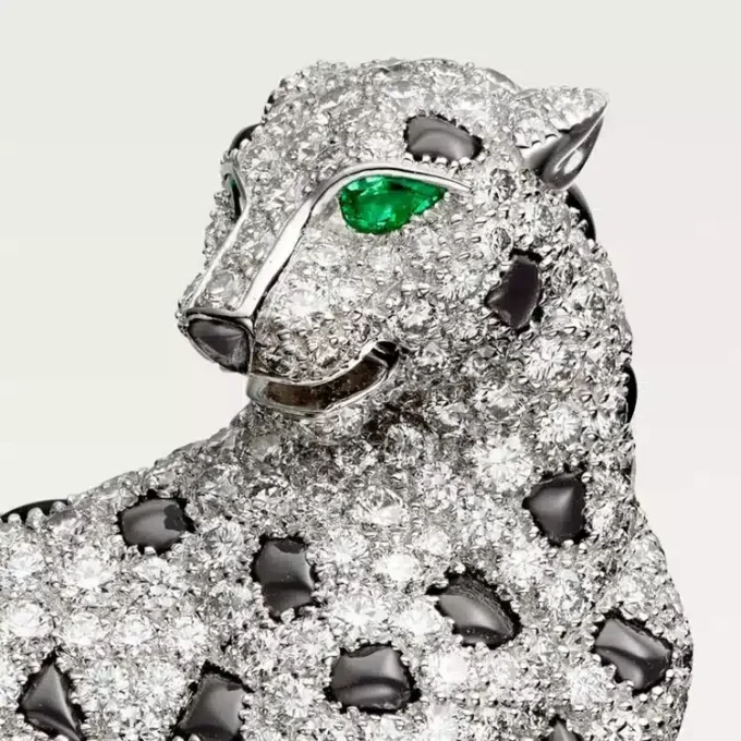 Broszka Panthere De Cartier – białe złoto, szmaragdy, onyks, diamenty – Cartier Broszka Panthere De Cartier – białe złoto, szmaragdy, onyks, diamenty – Cartier