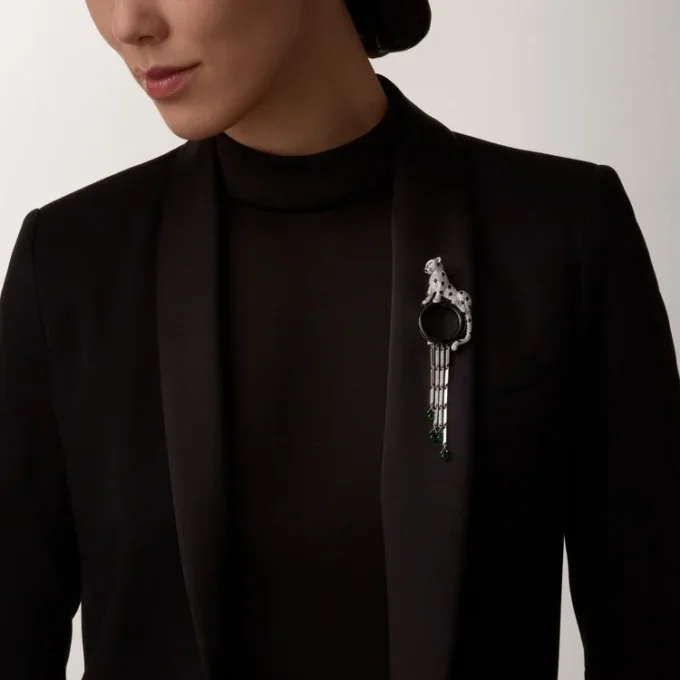 Broszka Panthere De Cartier – białe złoto, szmaragdy, onyks, diamenty – Cartier