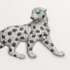 Broszka Panthere De Cartier – białe złoto, szmaragdy, onyks, diamenty – Cartier Broszka Panthere De Cartier – białe złoto, szmaragdy, onyks, diamenty – Cartier