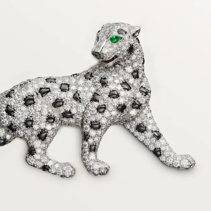 Broszka Panthere De Cartier – białe złoto, szmaragdy, onyks, diamenty – Cartier Broszka Panthere De Cartier – białe złoto, szmaragdy, onyks, diamenty – Cartier