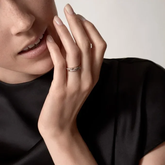 Cienka obrączka ślubna Maillon Panthere, 2 rzędy wysadzane diamentami – różowe złoto, diamenty – Cartier Cienka obrączka ślubna Maillon Panthere, 2 rzędy wysadzane diamentami – różowe złoto, diamenty – Cartier