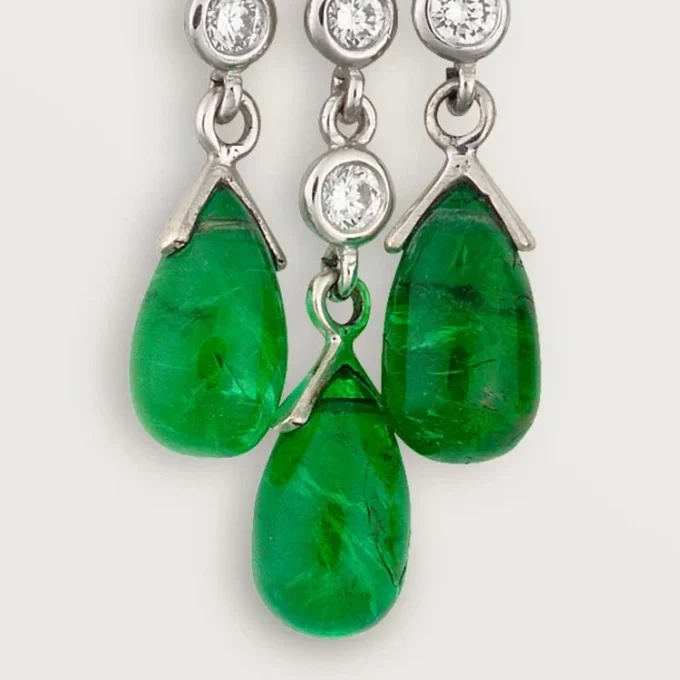 Kolczyki Panthere De Cartier – białe złoto, szmaragdy, onyks, diamenty – Cartier
