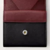 Kwadratowy portmonetka, Must De Cartier – czarna skóra cielęca, wykończenie ze stali nierdzewnej – Cartier Kwadratowy portmonetka, Must De Cartier – czarna skóra cielęca, wykończenie ze stali nierdzewnej – Cartier