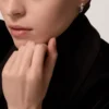 Małe kolczyki w kształcie kółek Panthere Diamond, białe złoto | Cartier Us