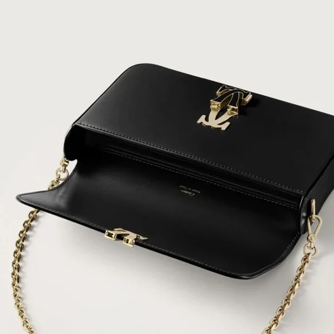 Mini torebka na łańcuszku, Double C De Cartier – czarna skóra cielęca, wykończenie w kolorze złotym i czarnej emalii – Cartier Mini torebka na łańcuszku, Double C De Cartier – czarna skóra cielęca, wykończenie w kolorze złotym i czarnej emalii – Cartier