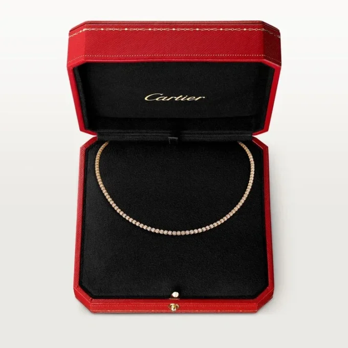 Naszyjnik C De Cartier Essential Lines z brylantami o szlifie brylantowym