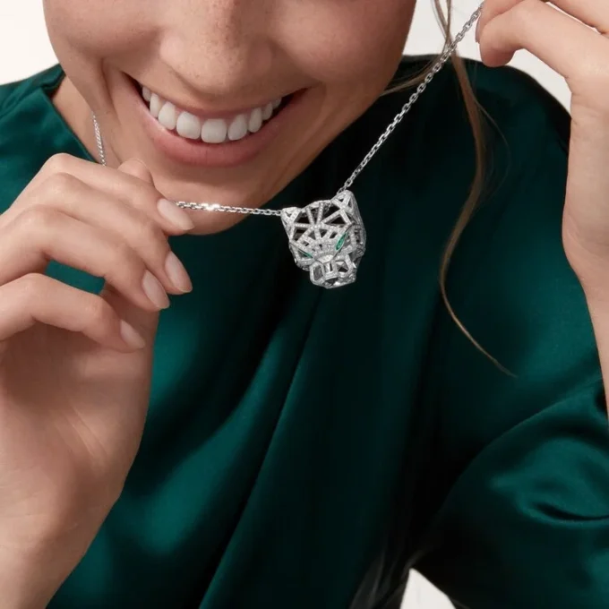 Naszyjnik Panthere De Cartier – białe złoto, szmaragdy, diamenty, onyks – Cartier