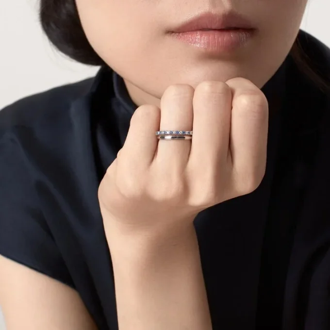 Obrączka ślubna Etincelle De Cartier – platyna, szafiry, diamenty – Cartier
