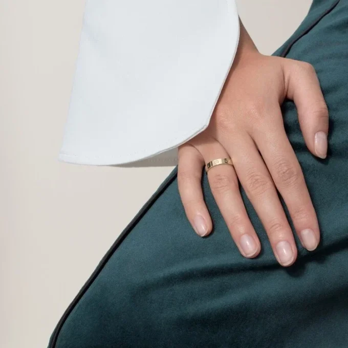 Obrączka ślubna Love z żółtego złota, mały model | Cartier Us
