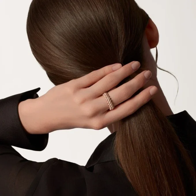 Pierścionek Clash De Cartier, mały model, wysadzany kamieniami