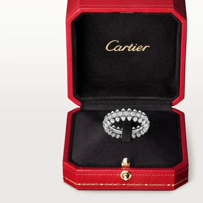 Pierścionek Clash De Cartier, mały model, wysadzany kamieniami