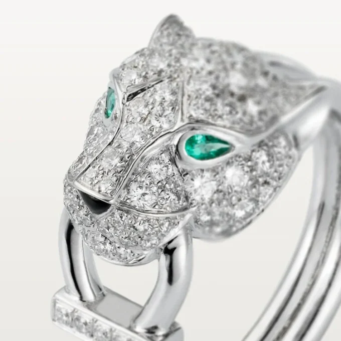 Pierścionek Panthere De Cartier – białe złoto, diamenty, szmaragdy, onyks – Cartier