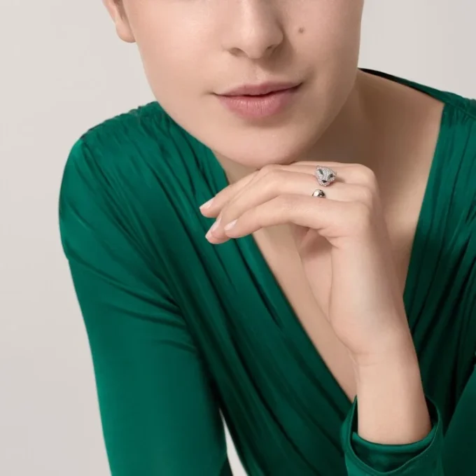 Pierścionek Panthere De Cartier – białe złoto, diamenty, szmaragdy, onyks – Cartier