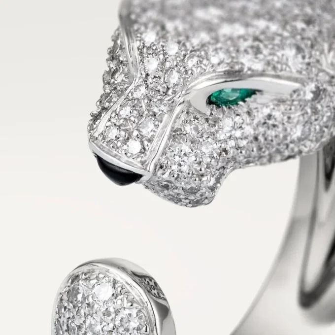 Pierścionek Panthere De Cartier – białe złoto, diamenty, szmaragdy, onyks – Cartier