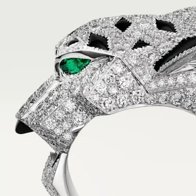 Pierścionek Panthere De Cartier – białe złoto, diamenty, szmaragdy, onyks – Cartier