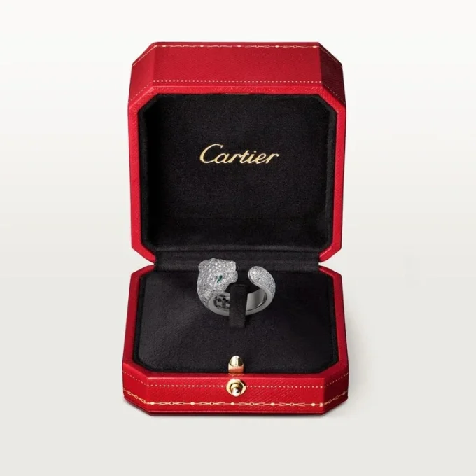 Pierścionek Panthere De Cartier – białe złoto, diamenty, szmaragdy, onyks – Cartier