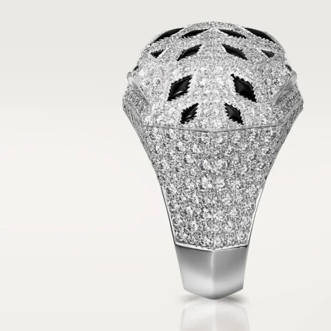 Pierścionek Panthere De Cartier – białe złoto, diamenty, szmaragdy, onyks – Cartier
