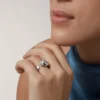 Pierścionek Panthere De Cartier – białe złoto, granaty tsaworytowe, onyks – Cartier
