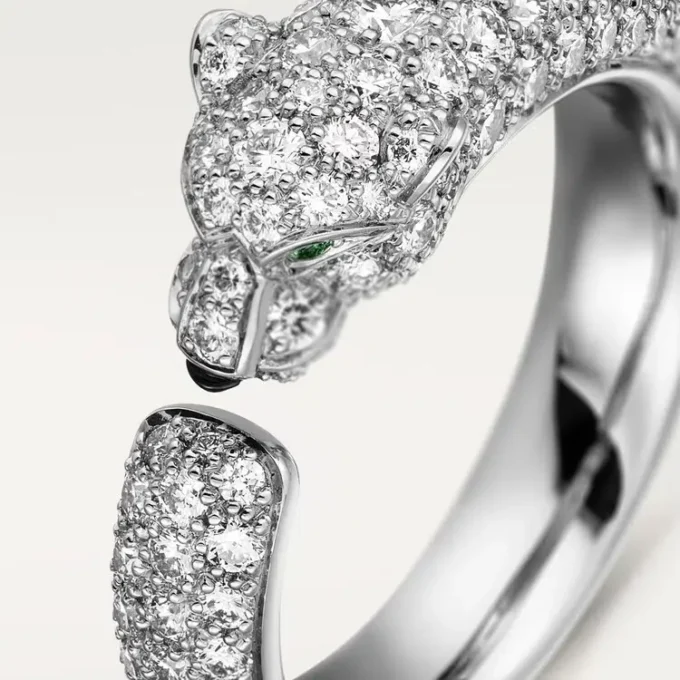 Pierścionek Panthere De Cartier – białe złoto, szmaragdy, onyks, diamenty – Cartier Pierścionek Panthere De Cartier – białe złoto, szmaragdy, onyks, diamenty – Cartier