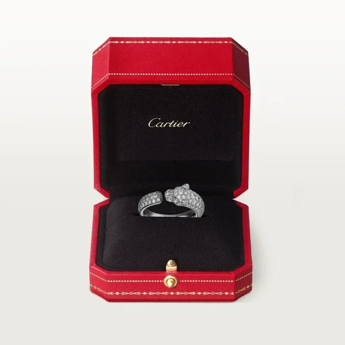Pierścionek Panthere De Cartier – białe złoto, szmaragdy, onyks, diamenty – Cartier Pierścionek Panthere De Cartier – białe złoto, szmaragdy, onyks, diamenty – Cartier