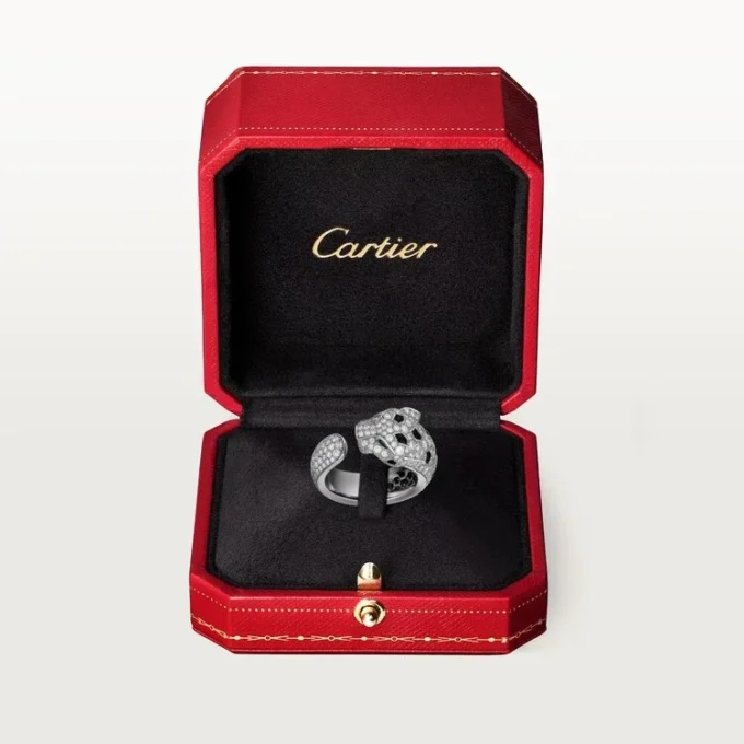 Pierścionek Panthere De Cartier – białe złoto, szmaragdy, onyks, diamenty – Cartier