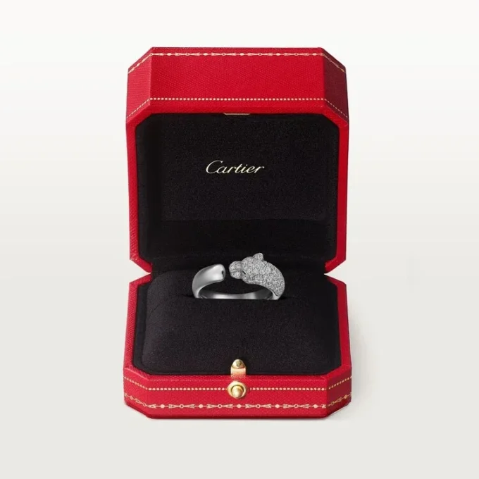 Pierścionek Panthere De Cartier – białe złoto, szmaragdy, onyks, diamenty – Cartier