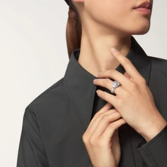 Pierścionek Panthere De Cartier, model średni, z półpavé