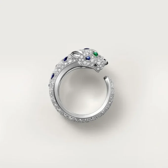 Pierścionek Panthere De Cartier, model średni, z półpavé