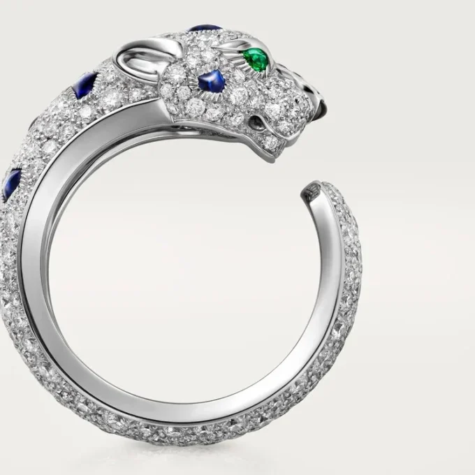 Pierścionek Panthere De Cartier, model średni, z półpavé