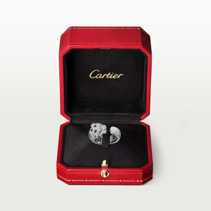 Pierścionek Panthere De Cartier, model średni, z półpavé