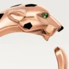Pierścionek Panthere De Cartier – różowe złoto, granaty tsaworytowe, onyks – Cartier