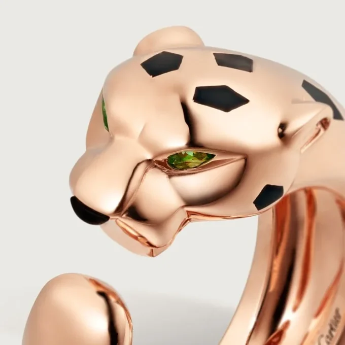 Pierścionek Panthere De Cartier – różowe złoto, granaty tsaworytowe, onyks – Cartier