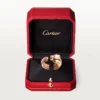 Pierścionek Panthere De Cartier – różowe złoto, granaty tsaworytowe, onyks – Cartier