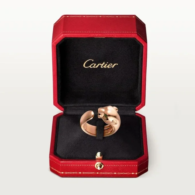 Pierścionek Panthere De Cartier – różowe złoto, granaty tsaworytowe, onyks – Cartier