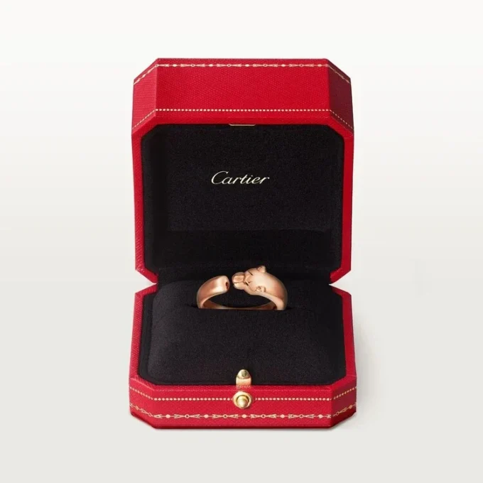 Pierścionek Panthere De Cartier – różowe złoto, granaty tsaworytowe, onyks – Cartier