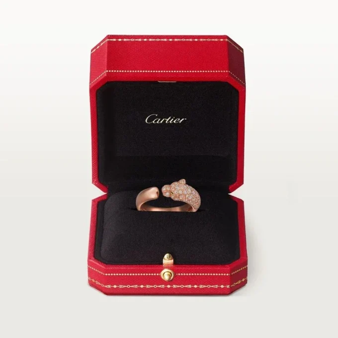 Pierścionek Panthere De Cartier – różowe złoto, onyks, szmaragdy, diamenty – Cartier
