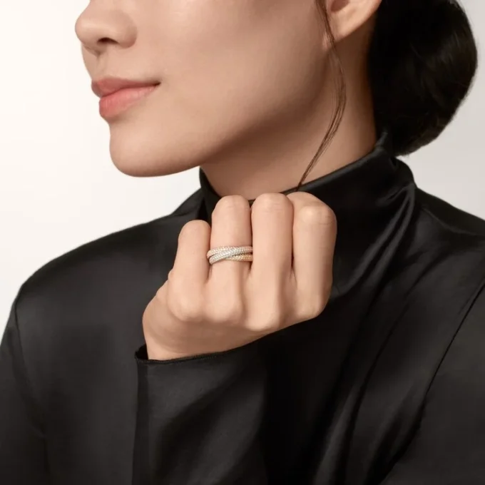 Pierścionek Trinity, model klasyczny, z pavé Pierścionek Trinity, model klasyczny, z pavé