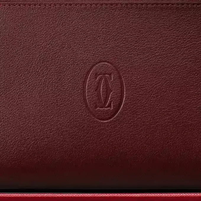 Portfel międzynarodowy z zamkiem błyskawicznym, Must De Cartier – bordowa skóra cielęca, złote wykończenie – Cartier Portfel międzynarodowy z zamkiem błyskawicznym, Must De Cartier – bordowa skóra cielęca, złote wykończenie – Cartier