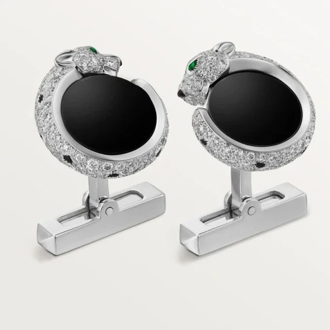 Spinki do mankietów Panthere De Cartier – rodowane białe złoto, diamenty, szmaragdy, onyks – Cartier Spinki do mankietów Panthere De Cartier – rodowane białe złoto, diamenty, szmaragdy, onyks – Cartier