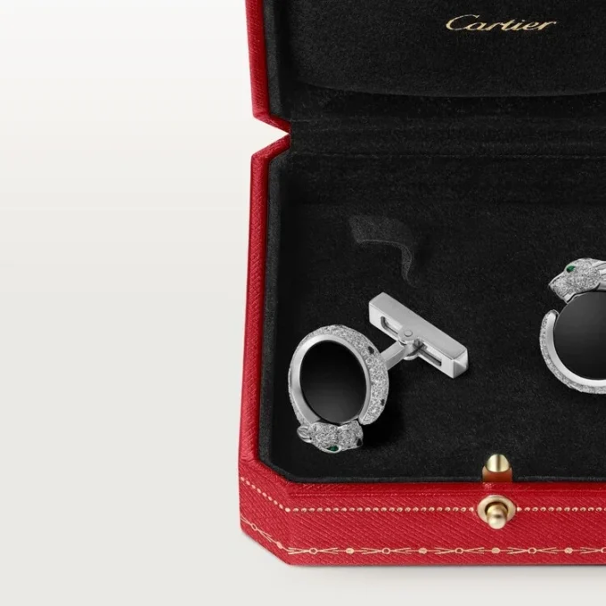 Spinki do mankietów Panthere De Cartier – rodowane białe złoto, diamenty, szmaragdy, onyks – Cartier Spinki do mankietów Panthere De Cartier – rodowane białe złoto, diamenty, szmaragdy, onyks – Cartier