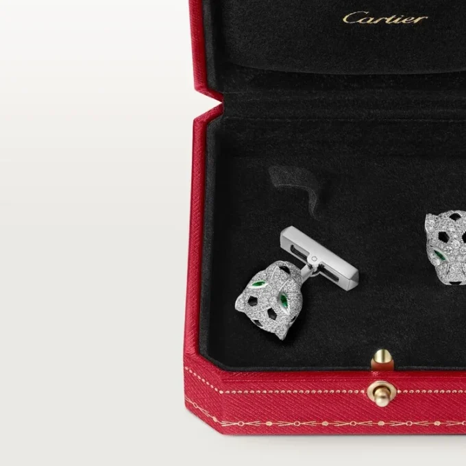 Spinki do mankietów Panthere De Cartier – rodowane białe złoto, diamenty, szmaragdy, onyks – Cartier Spinki do mankietów Panthere De Cartier – rodowane białe złoto, diamenty, szmaragdy, onyks – Cartier