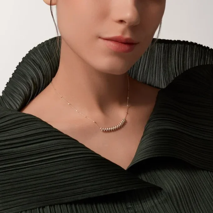 Wisiorek Clash De Cartier, mały model, wysadzany kamieniami